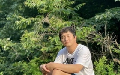 기안84, 반팔·반바지 패션…기찻길에서 네추럴 모먼트[TEN★]