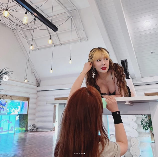 '던♥' 현아, 등장부터 아찔하네...숨길수 없는 볼륨감[TEN★]