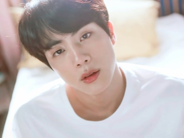 방탄소년단 진, 아름다운 비행의 시작 'Awake'.. 스포티파이 1억 돌파
