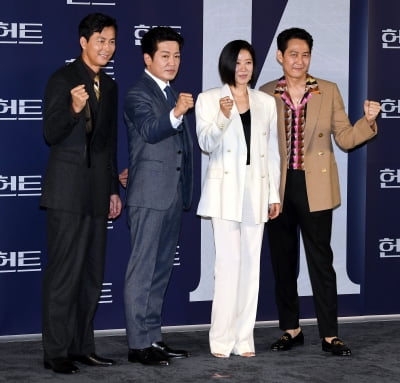 [TEN 포토] 정우성-허성태-전혜진-이정재 '우리영화 '헌트' 파이팅'