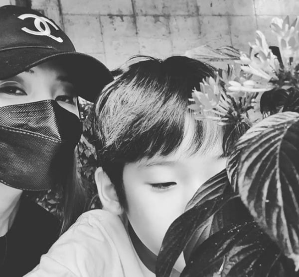 '사업가♥' 한채영, 훈남 아들과 함께…명품 C사 모자+마스크로 얼굴 소멸 직전[TEN★]