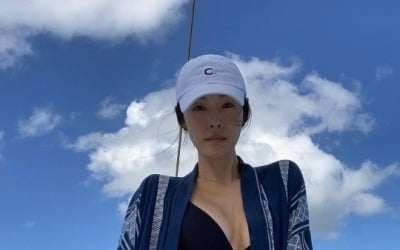 '발리댁' 가희, 검은색 비키니로 볼륨감 과시…애둘맘의 '과감 포즈'[TEN★]