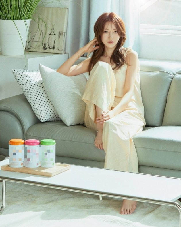 '임창정♥' 서하얀, 소파에 앉아서 메이크업 받는 셀럽 '고고한 표정'[TEN★]