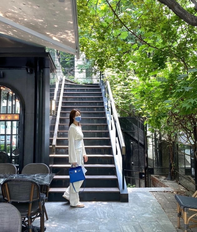 '권상우♥' 손태영, H사 파란색 명품백으로 '시선 집중'…미국 갔다오더니 '뉴욕댁' 느낌 물씬[TEN★]
