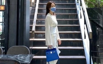 '권상우♥' 손태영, H사 파란색 명품백으로 '시선 집중'…미국 갔다오더니 '뉴욕댁' 느낌 물씬[TEN★]