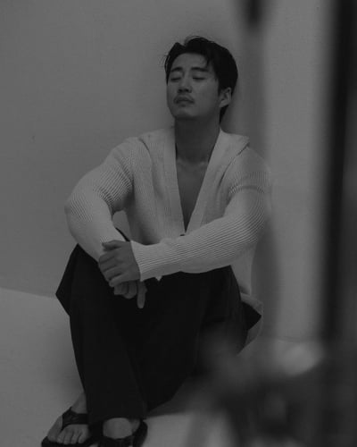 '5살 연하 CEO♥' 윤계상, 비하인드 컷마저 화보로 만드는 새신랑[TEN★]