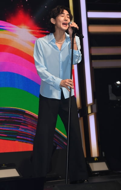 [TEN 포토] 잔나비 최정훈 '송골매 '세상만사' 헌정'