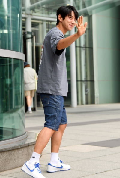 [TEN 포토] 황치열 '시원한 반바지 패션'