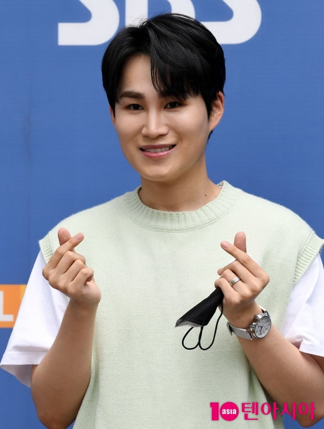 [TEN 포토] 김희재 '해피바이러스 하트~'