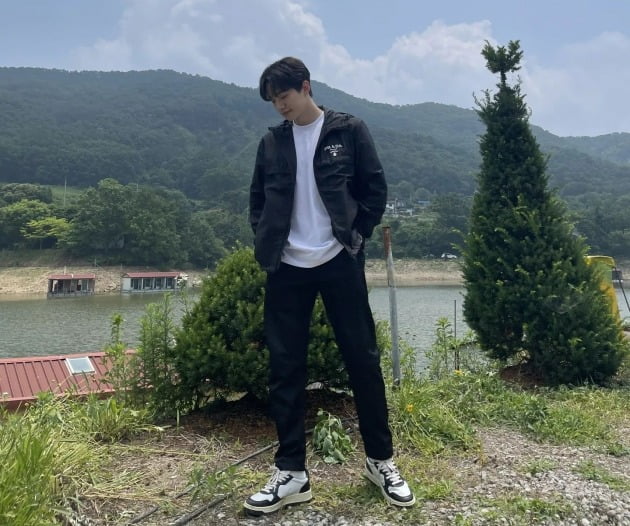 이준호, 명품 P사 재킷으로 완성한 꾸안꾸 패션…댄디 그 자체[TEN★]