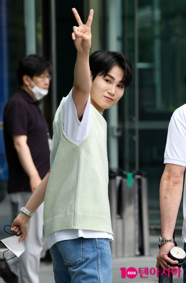 [TEN 포토] 김희재 '승리의 브~이'