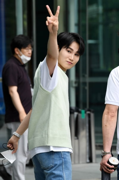 [TEN 포토] 김희재 '승리의 브~이'