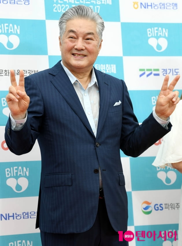 [TEN 포토] 한지일 '브이도 근사하게'