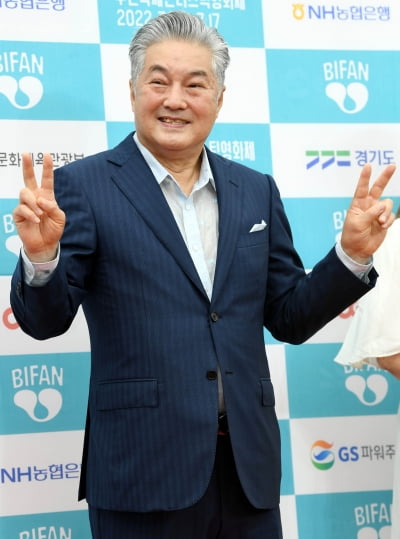 [TEN 포토] 한지일 '브이도 근사하게'