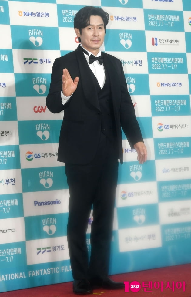 [TEN 포토] 설경구 '반가운 손인사'