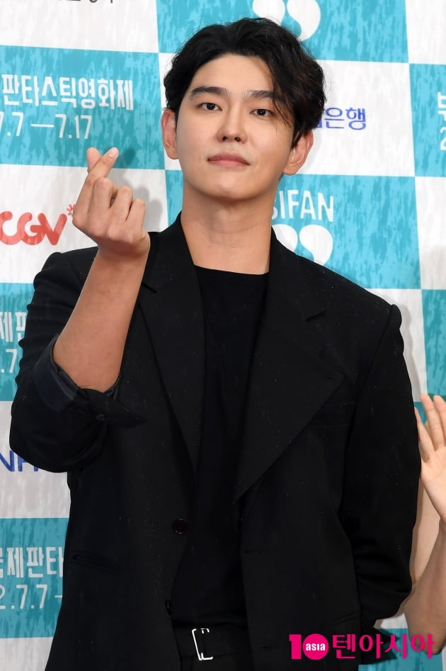 [TEN 포토] 윤균상 '앙증맞은 하트'