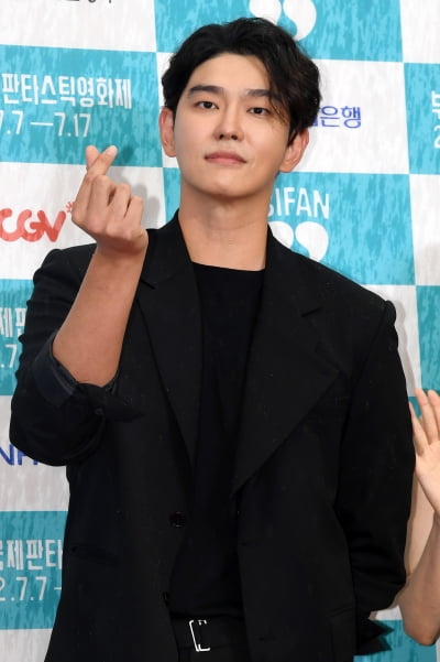 [TEN 포토] 윤균상 '앙증맞은 하트'