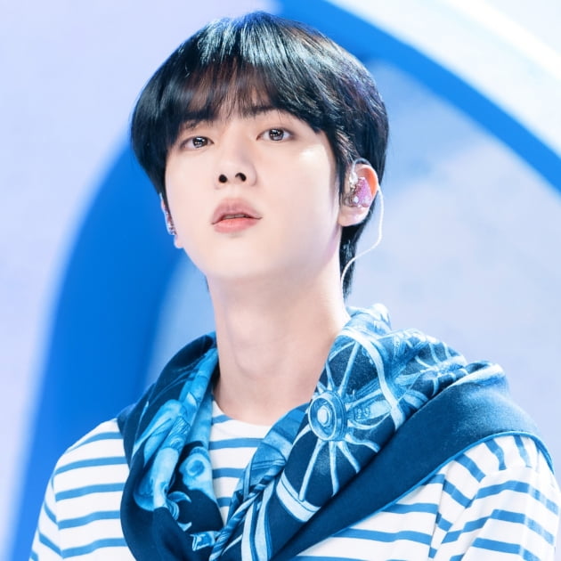 방탄소년단 진, 빌보드 핫 트렌딩 송즈 , 30주 연속 솔로 2곡 차트인 ‘롱런 파워’
