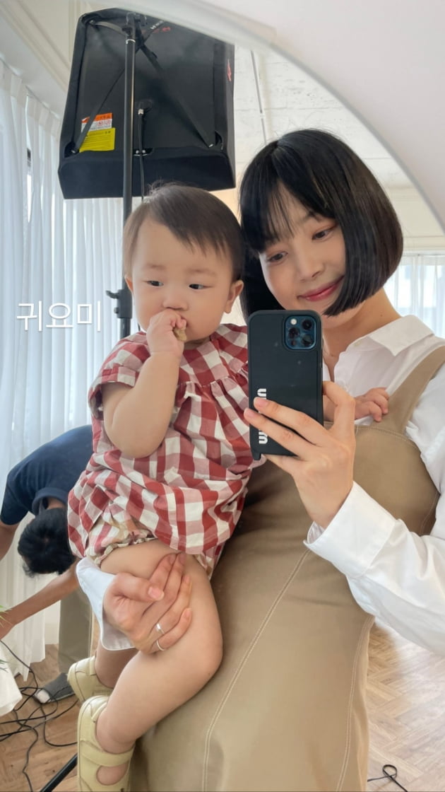 '검사♥' 한지혜, 첫돌 지난 딸도 '슈퍼모델 2세'다운 비주얼 "캠페인 촬영"[TEN★]