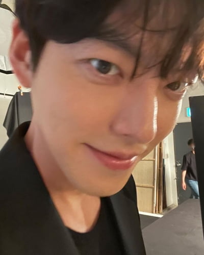 '신민아♥' 김우빈, 성난 근육+심쿵 비주얼…심장이 남아나질 않겠어[TEN★]