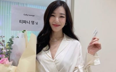티파니 영, 살인미소는 여전해…최고참 선배인데도 극세사 몸매 유지[TEN★]