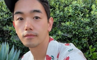 에릭남, 꽃무늬 티셔츠 입고 훈훈 모먼트…와인 한 잔의 여유[TEN★]