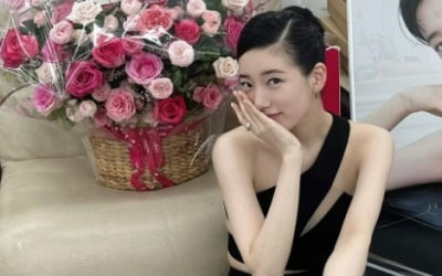 수지, 쭈구려 앉아도 쏙 들어간 옆구리살…착시 노출 드레스 '깜짝' [TEN★]