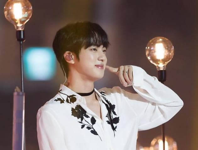 방탄소년단 진, K팝 솔로 최초·최장 샤잠 '글로벌 주간 톱10' 7주 연속 'TOP2'