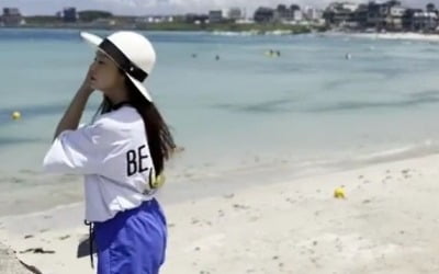 '비♥' 김태희, 파란 숏팬츠 입고 여름 휴가 중…딸 둘 엄마의 청순 뒤태 [TEN★]