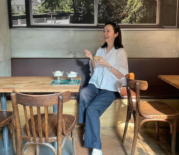 '유동근♥' 전인화, 힐링 즐기는 여배우…20대 뺨치는 물광 피부[TEN★]