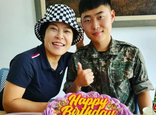 조혜련, '병장'된 늠름한 아들 우주 면회 "내 아들로 태어나줘서 고마워"[TEN★]