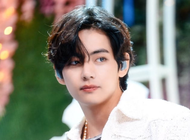 방탄소년단 뷔 'Christmas Tree' 스포티파이 1억 3500만 스트리밍 돌파...'Record Setter V'