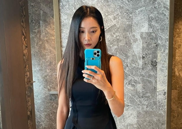 '싱글맘' 오윤아, 아찔 블랙 미니 드레스 자태…43세 안 믿기는 라인[TEN★]