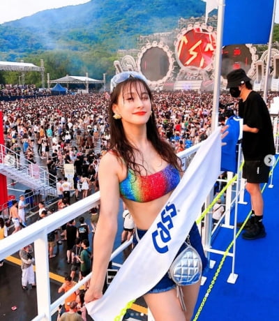 박규리, 핫팬츠+깊게 파인 가슴골...아찔한 워터밤?[TEN★]