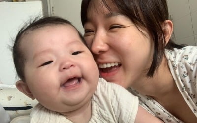 "킁킁"…'세무사♥' 이지혜, 둘째 딸 아기냄새에 눈 주름 신경쓸 틈 없는 '미소'[TEN★]