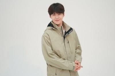 '연극 복귀' 김선호, 포스터 촬영 비하인드컷 공개…주먹 쥔 손 숨겼네[TEN★]