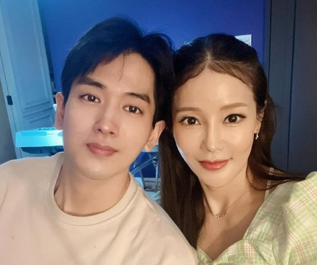 미나, '17살 연하' ♥류필립과 생일 파티…50대로 안 보이는 동안 미녀[TEN★]