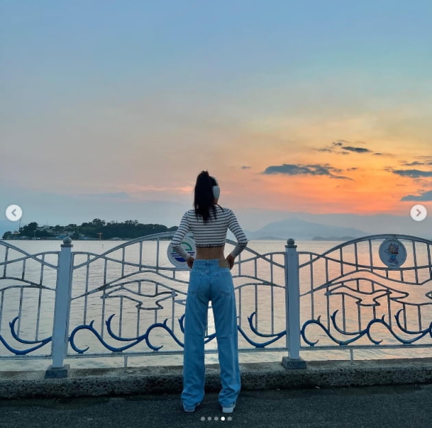 설현, 입간판 보다 더 완벽한 몸매...美쳤다[TEN★]