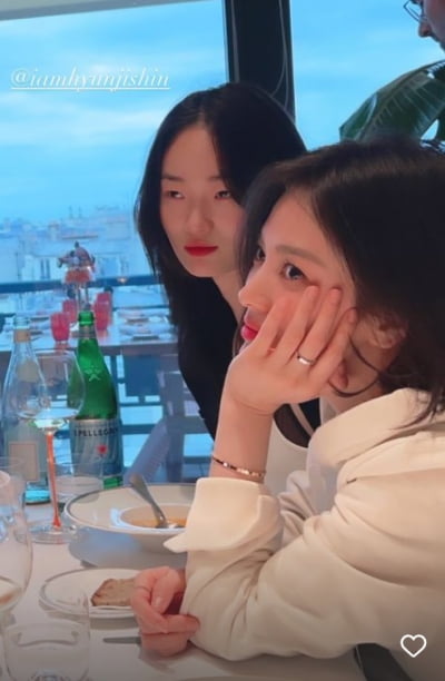 송혜교, 15살 어린 모델 신현지와 파리에서 투샷...남다른 분위기[TEN★]