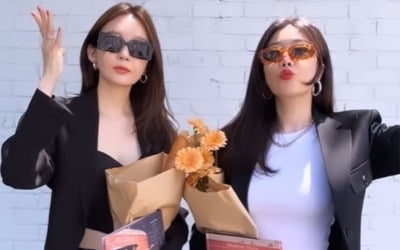 [TEN피플] '결혼' 이해리 업고 '100만 유튜버' 된 강민경…18년 절친의 '이해관계'