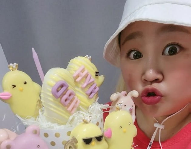 '김민기♥' 홍윤화, 병아리 케이크 선물 감동은 잠깐…맛있어서 순삭[TEN★]