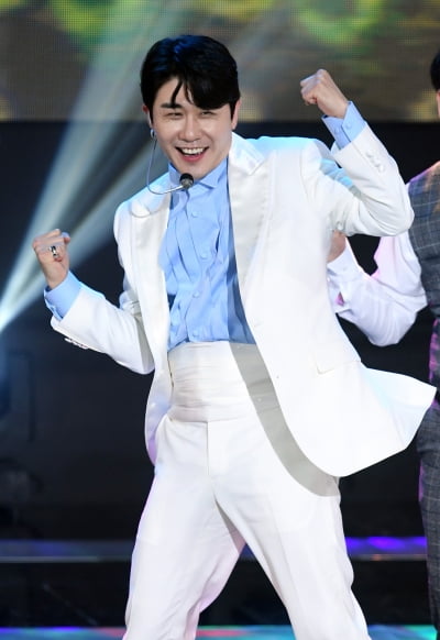[TEN 포토] 영탁 '신사답게 꽃미소'