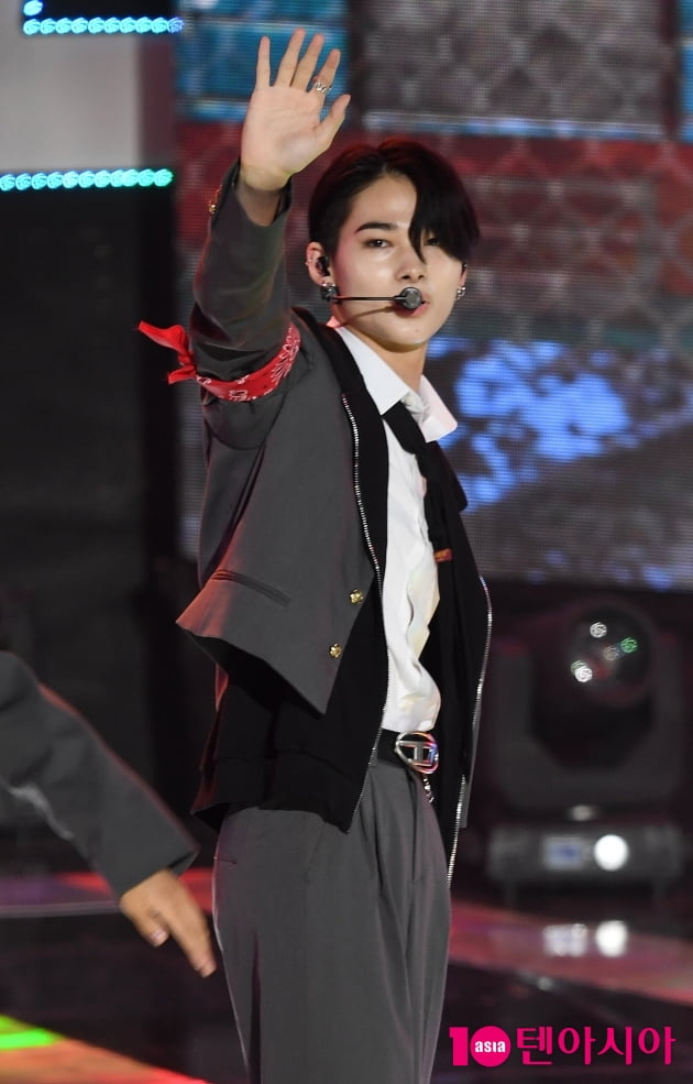 [TEN 포토] 엔하이픈 니키 '심쿵 눈맞춤'