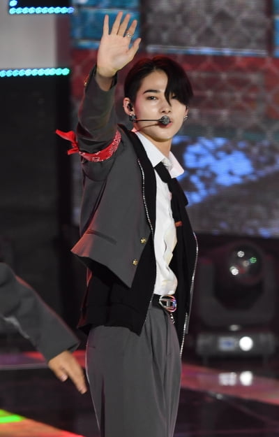[TEN 포토] 엔하이픈 니키 '심쿵 눈맞춤'