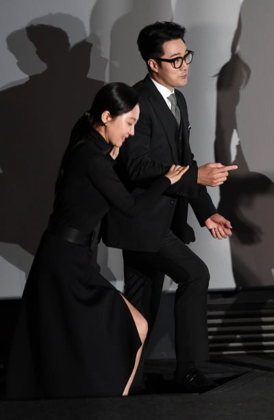 [TEN 포토] 소지섭 '염정아 선배 에스코트중'