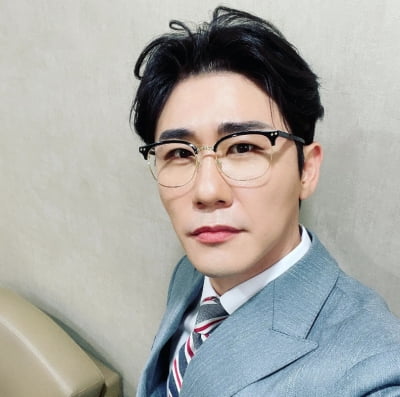 영탁, 트로트 황제의 샤프한 비주얼...'신사답게'[TEN★]