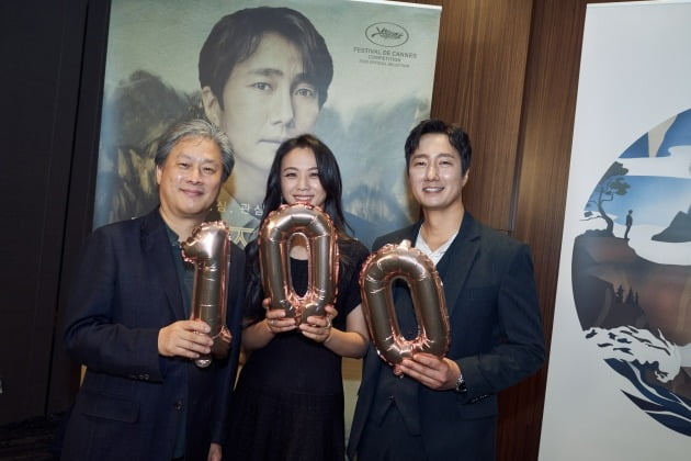 '헤어질 결심', 100만 돌파…박찬욱 감독·탕웨이·박해일 감사 인증샷