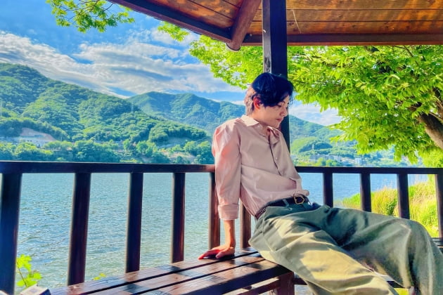 방탄소년단 뷔, 무명가수의 운명을 바꾼 감동 스토리..."이건 미쳤다"