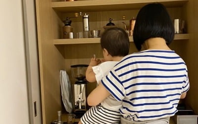 '검사♥' 한지혜, 딸과 '착붙 모녀'…"안아달라고 해서 안고 에스프레소 내리기" [TEN★]