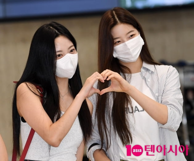 [TEN 포토] 르세라핌 홍은채-카즈하 '둘이 만든 하트'
